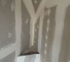 Emplacement pour aménagement d'un coin plante avec cailloux blanc en projet.
