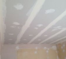 Plafond fini pose des bandes et enduits