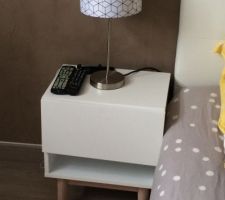 Nouvelle table de chevet et nouvelle lampe