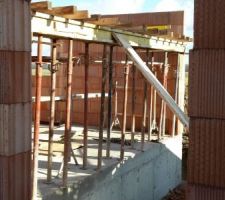 Mise en place du coffrage pour le linteau de la porte de garage de 5 mètres