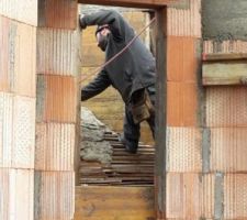 Coulage d'une fine couche de béton avant coffrage des marches de l'escalier