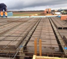 Pose des fers à béton et de l'isolant périphérique rupteur de pont thermique sur la dalle de l'étage