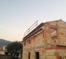 Les travaux de charpente sont en cours
