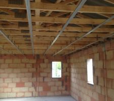 Preparation du faux-plafond de l'&eacute;tage