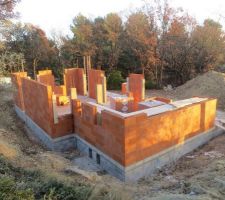 Les piliers de renfort en béton.