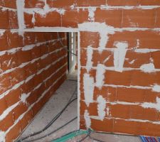 Futur placard dans cellier sous seuil escalier