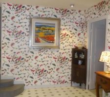 Papier peint du hall d'entrée posé ( 2 murs )