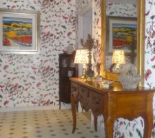 Papier peint du hall d'entrée posé ( 2 murs )