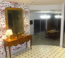 Papier peint du hall d'entrée posé ( 2 murs )