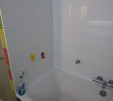 Salle de bain des enfants, le joint avance.