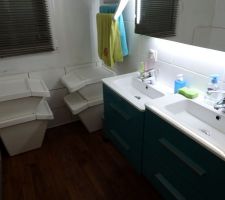 Changement de meuble de la salle de bain des enfants, on passe à 2 !