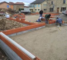 Vue depuis le garage, pr&eacute;paration de la surface plane pour couler la dalle b&eacute;ton
