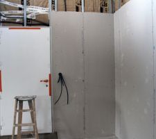 Mise en place des contres cloisons de doublage (murs extérieurs et plafonds) au RdC