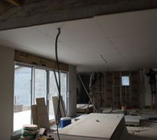 Mise en place des contres cloisons de doublage (murs extérieurs et plafonds) au RdC