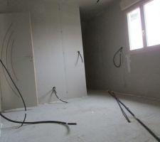 Vue de la chambre parentale avec petit dressing au fond