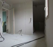 Vue de la chambre parentale avec petit dressing au fond