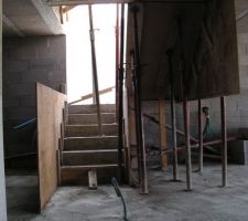 L'escalier du sous-sol vers RDC est coulé (10/07)