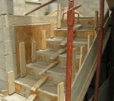 Escalier du RDC vers le 1er &eacute;tage