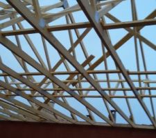 Charpente en cour ( attaches fermettes)