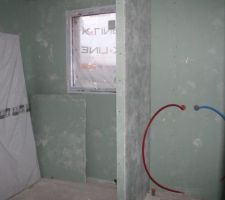 Mise en place des cloisons de distribution à l'étage - Salle de bains des enfants (emplacement douche à droite   baignoire à gauche)