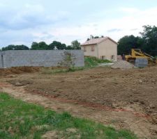 Le terrain derrier