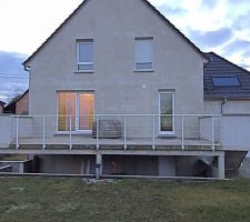 Terrasse sol béton balustrade