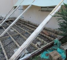 Terrasse en bois retir&eacute;e et terrassement en cours