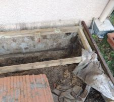 Terrasse en bois retir&eacute;e et terrassement en cours