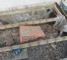 Terrasse en bois retir&eacute;e et terrassement en cours des grosses briques sortent du sol :x