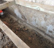 Terrasse en bois retir&eacute;e et terrassement en cours