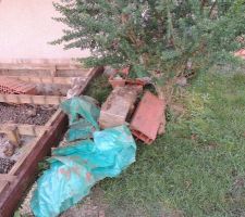 Terrasse en bois retir&eacute;e et terrassement en cours. On en retrouve des choses..