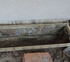 Terrasse en bois retir&eacute;e et terrassement en cours.