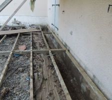 Terrasse en bois retir&eacute;e et terrassement en cours.