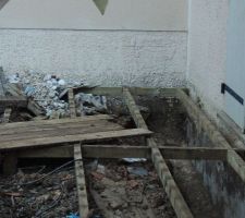 Terrasse en bois retir&eacute;e et terrassement en cours.
