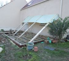 Terrasse en bois retir&eacute;e et terrassement en cours.