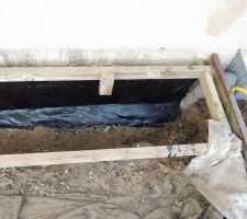 Application de l'enduit noir bitumeux