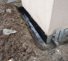 Application de l'enduit noir bitumeux