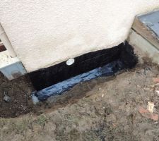 Application de l'enduit noir bitumeux