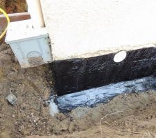 Application de l'enduit noir bitumeux