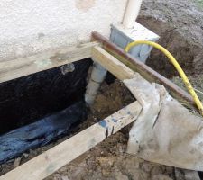 Application de l'enduit noir bitumeux