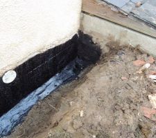 Application de l'enduit noir bitumeux