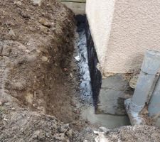 Application de l'enduit noir bitumeux