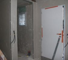 Mise en place des cloisons au RdC - Porte d'entée, WC à droite et Vestiaire à gauche
