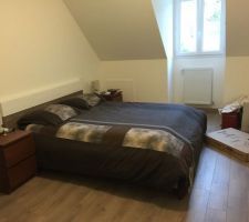 Le sommier ne passant pas dans l'escalier on s'est acheté la totale : sommier, matelas, chevets, tete de lit.