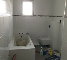 Salle de bains des filles jointée avec le wc raccourci de chez brossette
