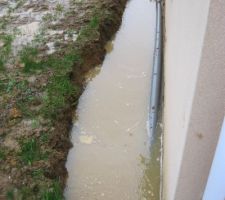 Les tranchées creusées mais pas encore d'étanchéité de faite ni de drain de posé. Forcément avec les pluies ça remplit...