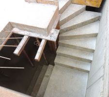 Escalier du sous-sol vers le rez de chaussée