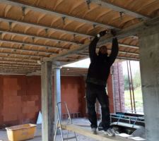 Mise en place des suspentes pour le plafond
