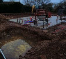 Ce n'est pas une piscine, c'est le début du décaissement du garage