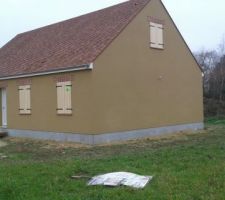 Crépi sombre en ce moment le temps de séché. Ensuite il sera beige/ton pierre.